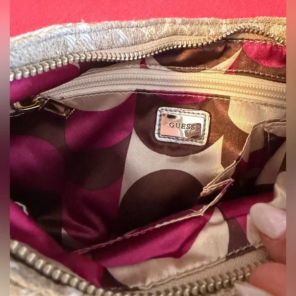 Guess Vintage Bag It features a beige logo and silver accents. - Picture 4 of 9